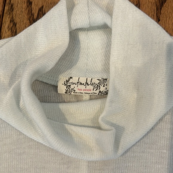 FREE PEOPLE turtleneck - Picture 2 of 2